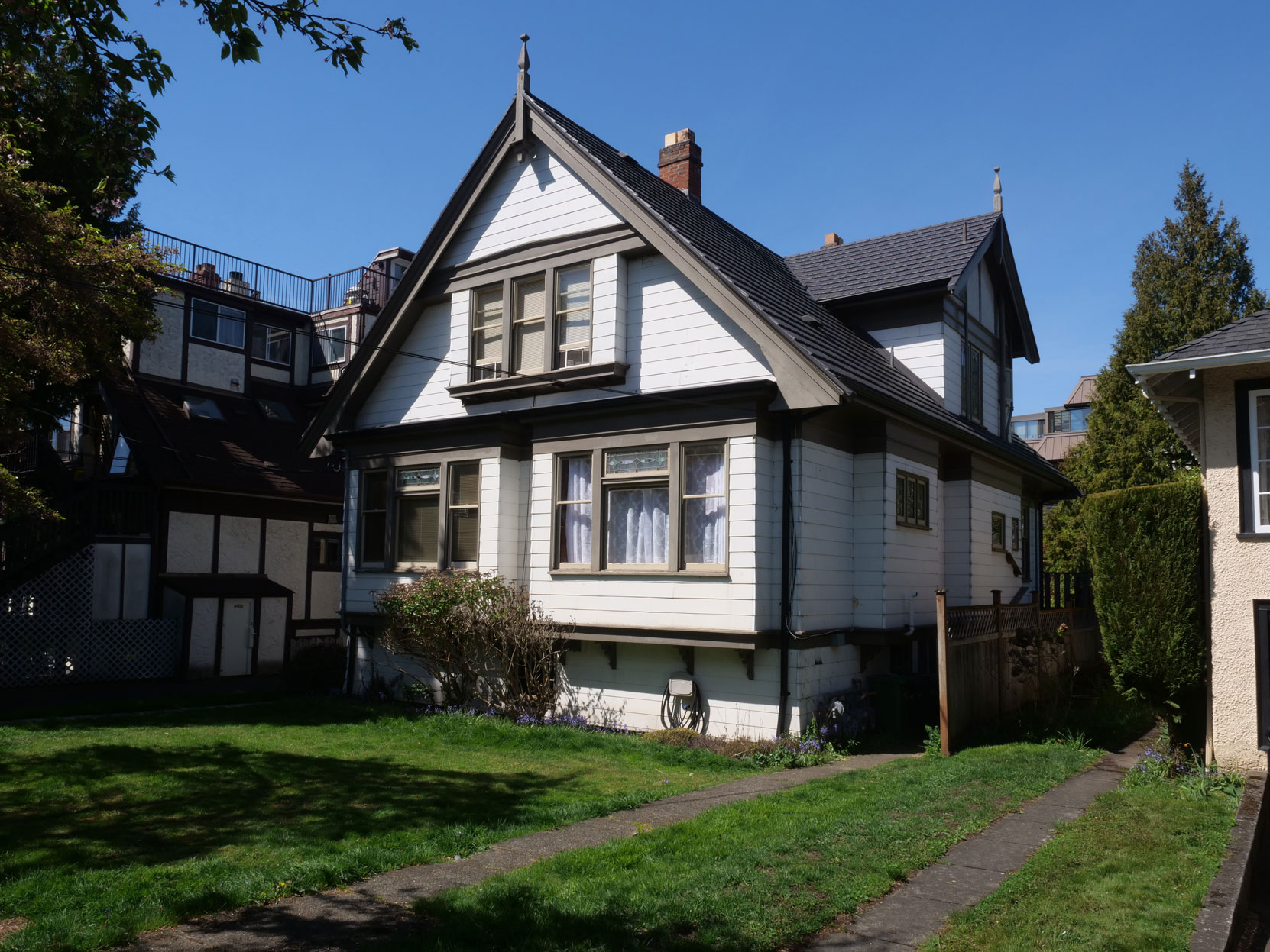 516 Trutch Street (since renamed Su'it Street) was built in 1910 and was the home of George Samuel Ager, who died in the service of Canada near Ypres, Belgium in 1915 [photo: Vancouver & Quadra Lodge No. 2 Historian]