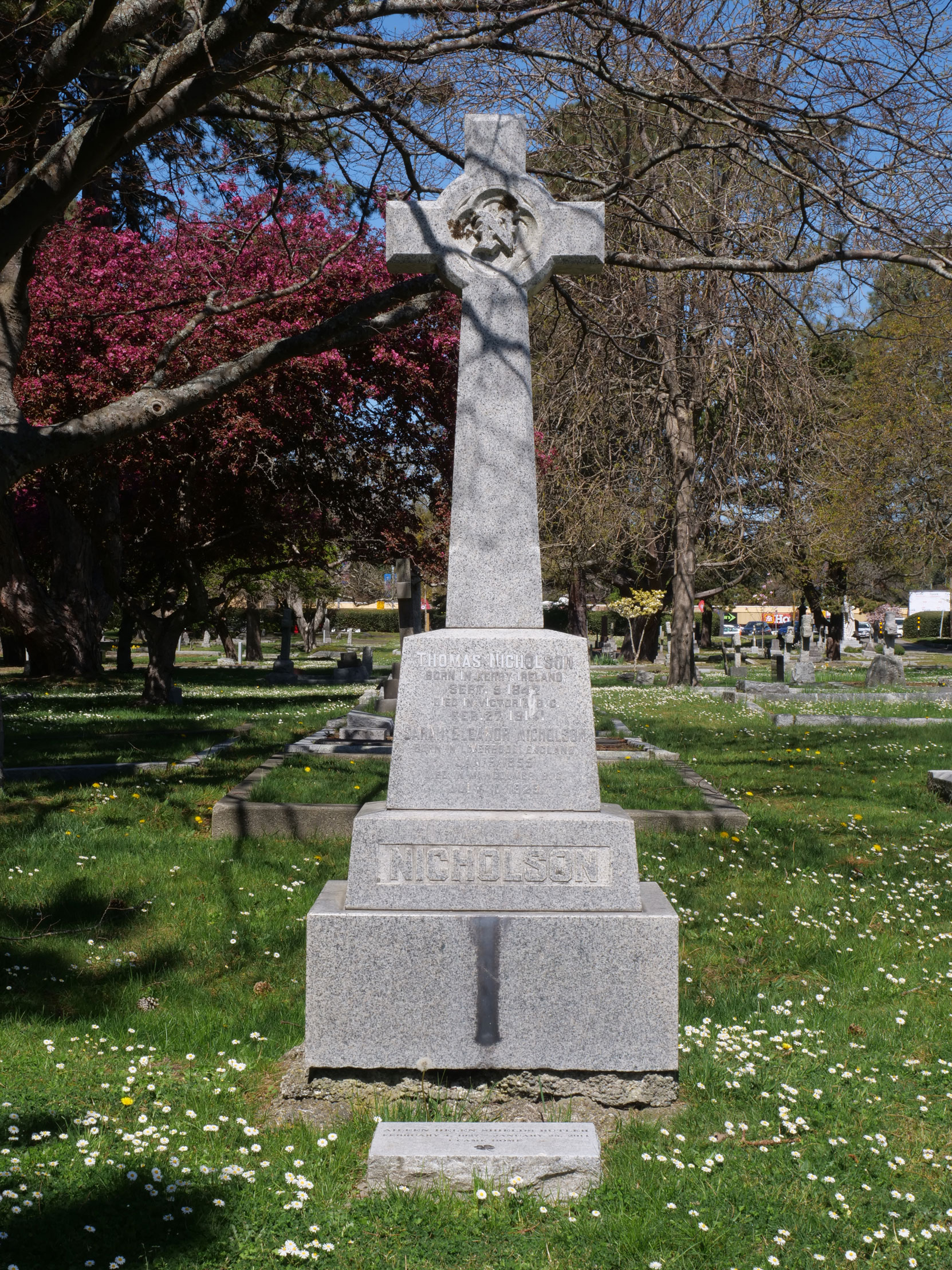 The grave of Thomas Nicholson (1842-1914) in Ross Bay Cemetery, Victoria, B.C. [photo: Vancouver & Quadra Lodge No. 2 Historian]