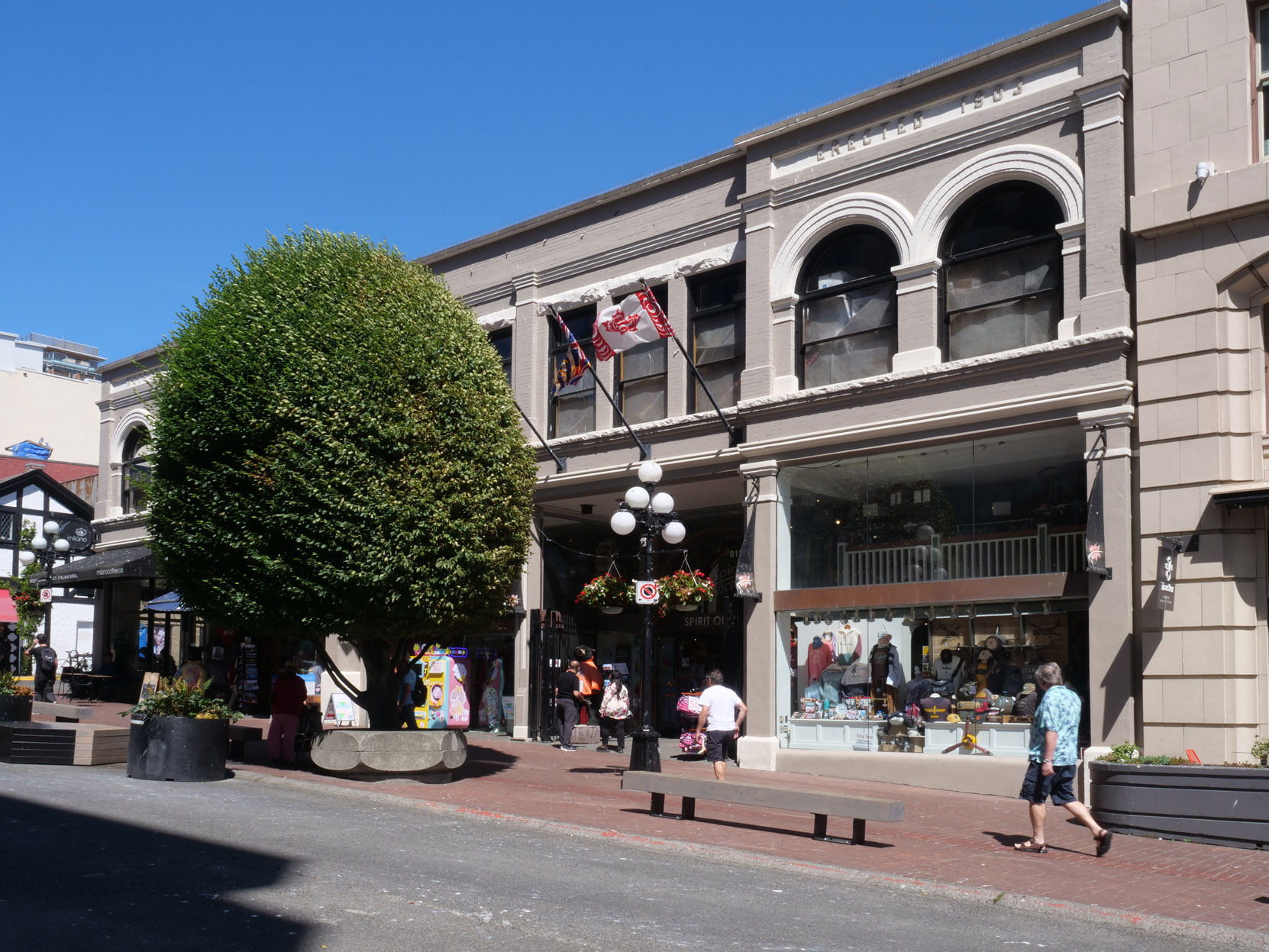 The Metropolitan Building, originally the Rostein Building, at 605 Courtney Street / 809-817 Government Street was built in 1903 for Joseph Rostein, a member of Victoria Columbia Lodge No. 1 [photo: Vancouver & Quadra Lodge No. 2 Historian]