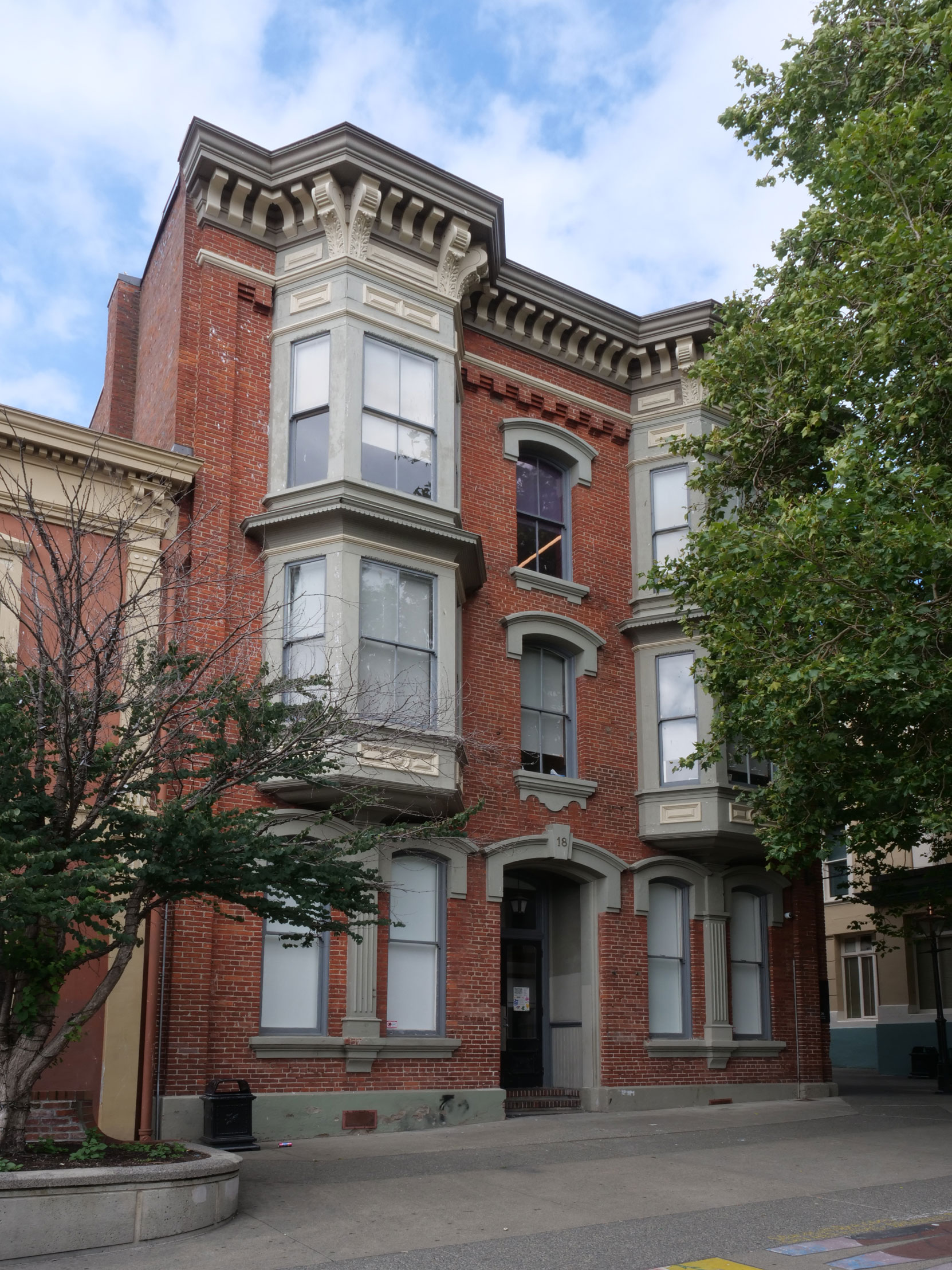 Burnes House at 18-26 Bastion Square in downtown Victoria was built in 1888 by architect John Teague for Thomas Burnes, who used it as a hotel. [photo: Vancouver & Quadra Lodge No. 2 Historian]