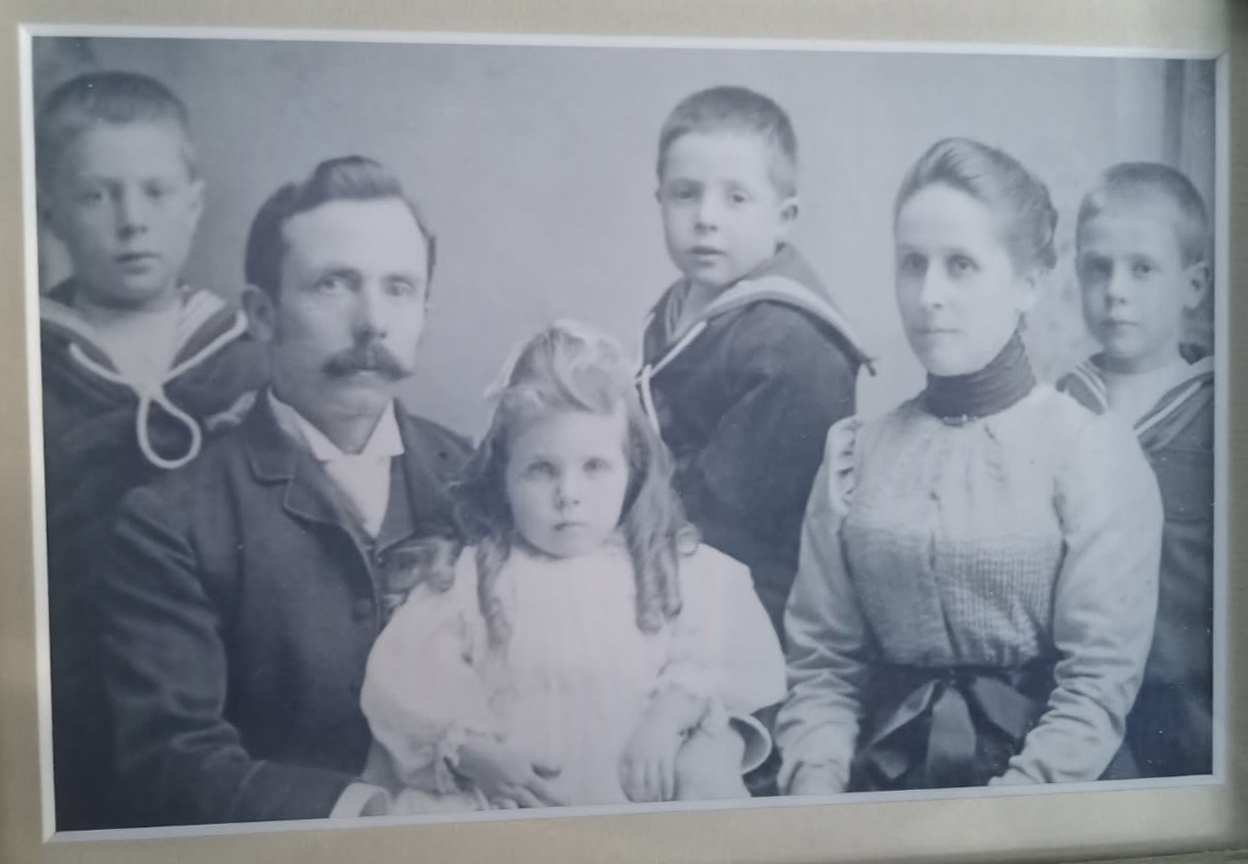 Frederick James Bailey with his wife and family, circa 1900 [Courtesy of Tracy MacRae - family collection, used with permission]